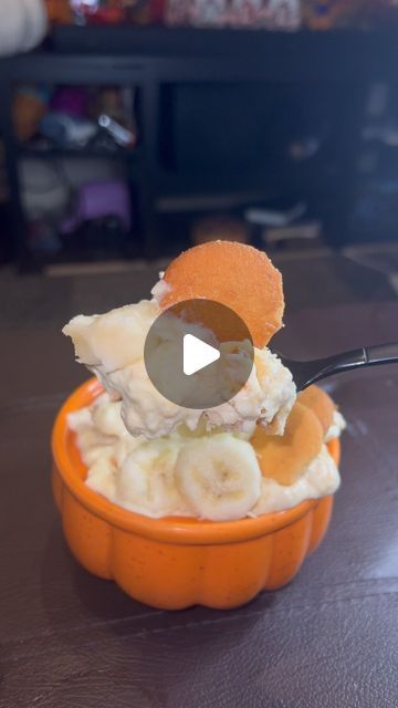 JEANNE’ 💚 on Instagram: "You have to add this dessert to your Thanksgiving menu! 😋 This is my second time making Dani Rose’s (@stovetopkisses on YouTube) banana pudding ice cream! Y’all it’s SO GOOD and so easy to make! This serves about 4 people so double the ingredients if you need to. The last time I made this, my family wasn’t a fan of the big chunks of bananas, so this time around I was sure to blend them down. This is easily a 10/10. Don’t stone me, but I think this is better than traditional banana pudding 🤷🏾‍♀️ Ingredients: -2 cups heavy whipping cream - 1 can sweetened condensed milk - 1 box vanilla pudding mix - your desired amount of bananas (I used 3) - 2 cups crushed Nilla wafers #bananapudding #dessert #thanksgiving #foodreels" How To Make Pudding, Homemade Banana Ice Cream, Banana Pudding Ice Cream, Banana Pudding Ingredients, Banana Pudding Cheesecake, Banana Dessert Recipes, Rose Recipes, Diy Ice Cream, Banana Ice Cream