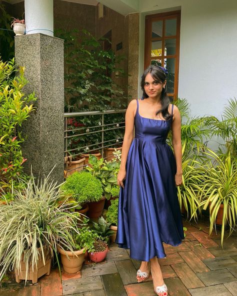 my mommy clicked these 🙂‍↕️⋆.˚🦋༘⋆ Gown Look Indian, Simple Frock For Women, New Western Dresses, Sleeveless Kurti Designs, Cotton Frocks For Women, Dresses For Women Western, Chudi Designs, Short Frocks For Women, Typing Practice