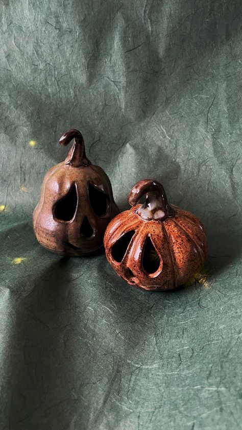 Pumpkin Ceramic Ideas, Ceramic Pumpkins Pottery, Halloween Air Dry Clay Ideas, Halloween Pottery Ideas, Halloween Ceramics Ideas, Air Dry Clay Halloween, Halloween Clay Ideas, Pottery Pumpkins, Halloween Ceramics