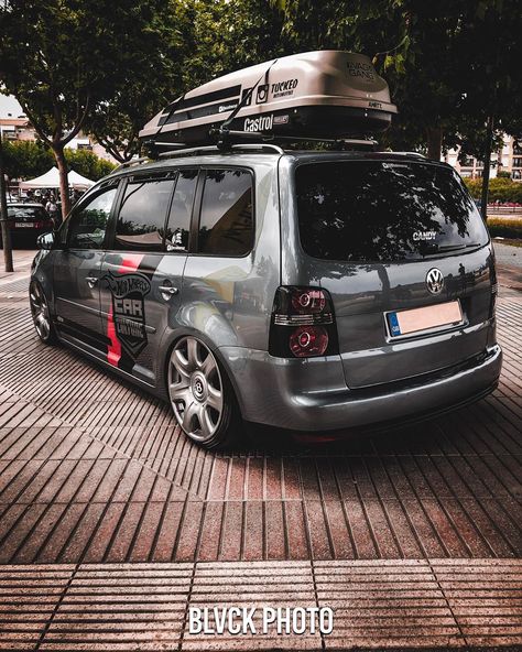 BLVCK PHOTO on Instagram: “🏁 O N L Y S T A N C E ⚫️ TOURAN STANCE 🙋🏻‍♂️ @ecolmenar . 📸 @blvckphoto_ . #onlystance #stance #volkswagen #touran #static #barcelona…” Touran Vw, Volkswagen Touran, Stance Cars, Vw Touran, Car Ideas, Sprinter Van, Volkswagen, Barcelona, Suv Car