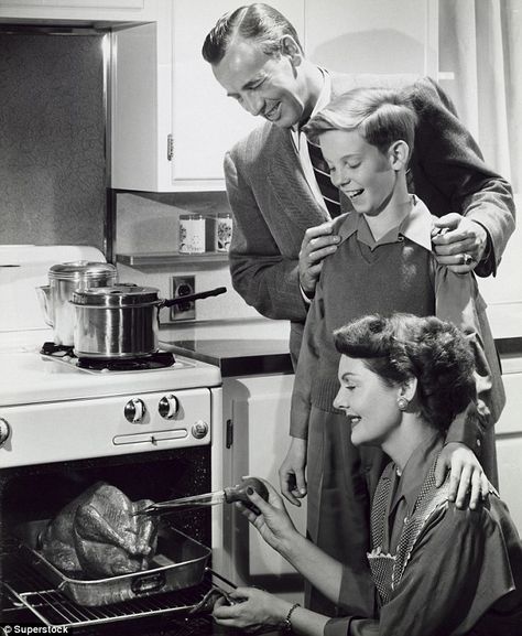 Family feast: Father and son look on as mother bastes the turkey during a traditional Thanksgiving dinner Kitchen Canvas Art, Traditional Thanksgiving Dinner, Thanksgiving Photos, Retro Thanksgiving, Vintage Housewife, Happy Housewife, 1950s House, House Dresses, Retro Housewife