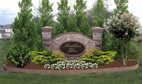 Landscape sign idea Front Entry Landscaping, Landscaping Entrance, Subdivision Entrance, Neighborhood Signs, Driveway Entrance Landscaping, Commercial Landscape Design, Entrance Signage, Landscaping Around House, Front Yard Decor