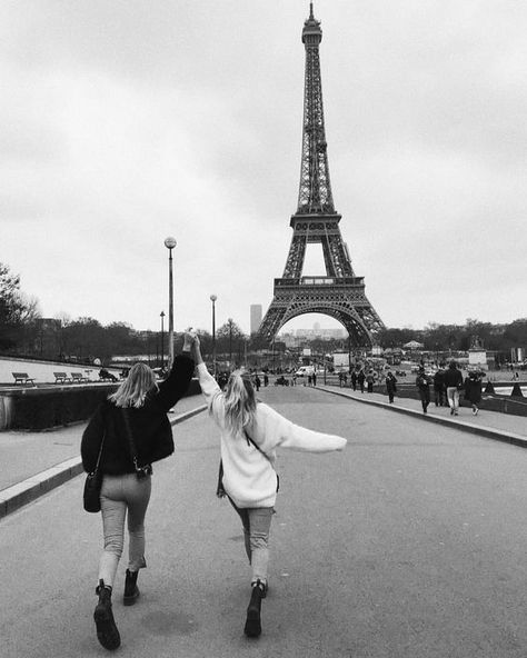 Paris Pictures, Paris Aesthetic, Paris Photography, Paris Photo, Foto Poses, Paris Photos, The Eiffel Tower, Best Friend Pictures, Paris Travel