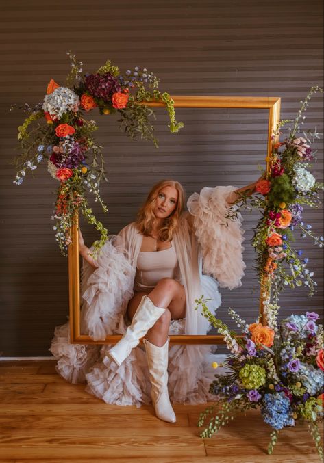 Hanging Flowers Backdrop Photoshoot, Spring Shoot Ideas, Grass Wall Photoshoot Ideas, Flower Back Drop Photoshoot, Floral Arch Photoshoot, Flower Photo Backdrop Ideas, Indoor Floral Photoshoot, Floral Arrangements Photoshoot, Creative Spring Photoshoot