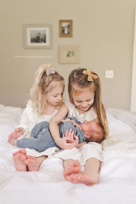 Newborn Siblings Photoshoot, Newborn Pictures At Home With Sibling, Baby Sibling Photography, Newborn Photos With 2 Older Siblings, Siblings Photo Ideas, Newborn Photos With Sister, 3 Siblings Photography Poses Newborn, Newborn Shoot With Siblings, Newborn Family Photos Sibling