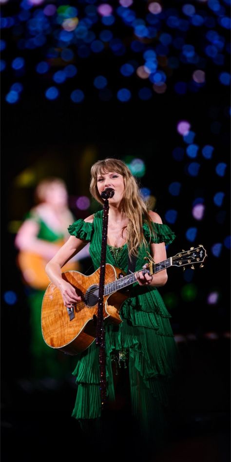 Taylor Swift Debut Era, Taylor Swift Debut, Taylor Swift Singing, Taylor Swift Cute, Taylor Swift Posters, Swift Photo, Latest Wallpapers, Taylor Swift Videos, Taylor Swift Concert