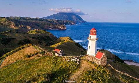 Batanes Photography, Visit Philippines, Photography Wallpaper, Travel Goals, Nature Aesthetic, Tourist Destinations, Sky Photography, Lighthouse, Philippines