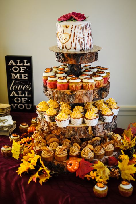 Fall Snacks For Wedding, Fall Wedding Cake And Cupcakes, Fall Engagement Cake, October Wedding Cake Ideas, Autumn Wedding Cupcakes, Fall Cupcakes Wedding, Wedding Cake Ideas With Cupcakes, Fall Wedding Food Ideas Buffet, Fall Wedding Cakes With Cupcakes