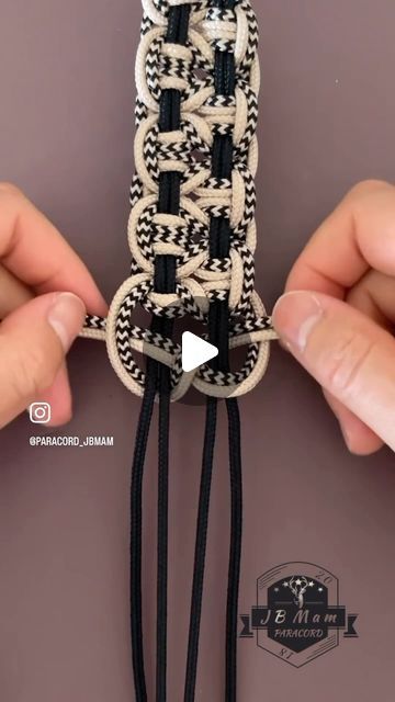 Paracord Ideas Tutorials, Macrame Star, Macrame Keychain Tutorial, Paracord Ideas, How To Do Macrame, Paracord Weaves, Collar Macrame, Cords Crafts, Boho Crafts Diy