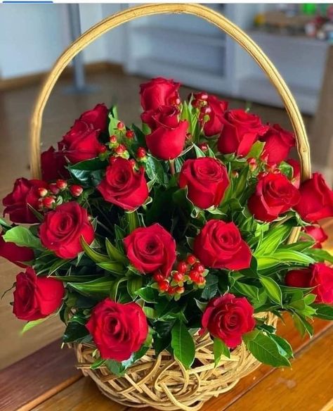 Flower Bouquet Basket, Bouquet Basket, Basket Flower Arrangements, Love Rose Flower, Rose Flower Arrangements, Red Roses Wallpaper, Birthday Wishes Flowers, Rose Flower Pictures, Good Morning Flowers Pictures