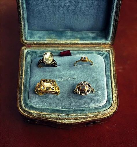 Pinterest Jewelry, Antique Ring Box, Vintage Ring Box, Antique Jewelry Box, Old Rings, Antique Engagement Rings, Vintage Jewels, Vintage Love, Antique Jewellery