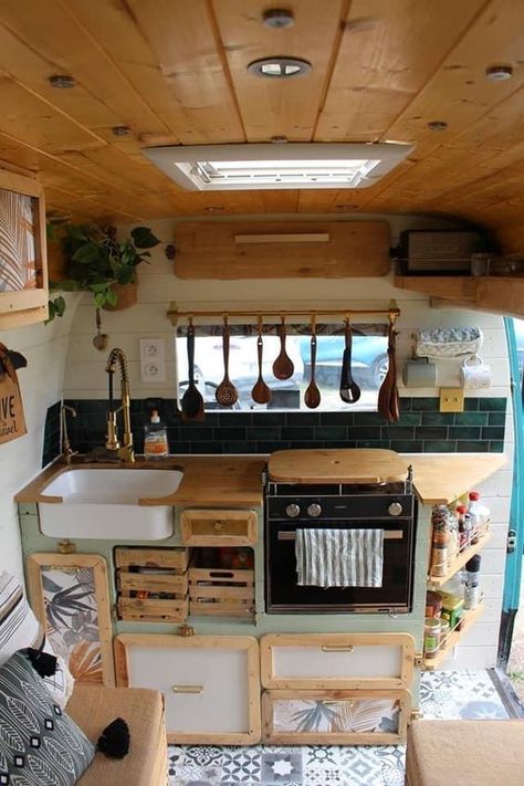 Campervan Bed Ideas, Van Meals, Casa Garage, Wohne Im Tiny House, Camper Interior Design, Tiny House Camper, Bus Living, Kombi Home, Modern Kitchen Design White