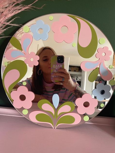 Groovy Mirror, Funky Mirror Ideas, Aesthetic Mirrors, Funky Mirrors, Painted Mirror Art, Selfie Wall, Retro Mirror, Wavy Mirror, Mirror Frame Diy