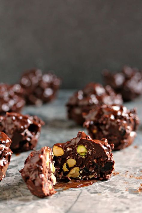 Nut Cluster Recipe, Nut Clusters, Chocolate Clusters, Chocolate Candy Recipes, Dessert Cakes, Candy Recipes Homemade, Nut Recipes, Cakes Recipes, Chocolate Fruit