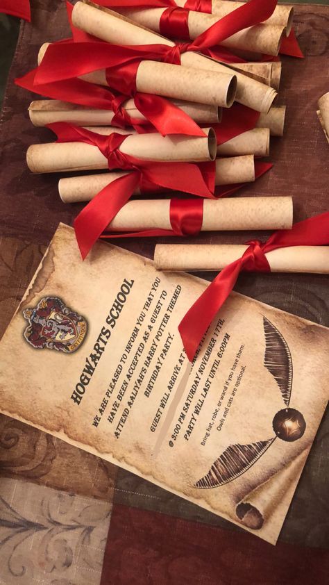 Harry Potter Decoration Ideas, Harry Potter Diy Props, Harry Potter Theme Decorations, Marauders Party, Easy Harry Potter Crafts, Hogwarts Decorations, Harry Potter Theme Birthday Party, Tort Harry Potter, Harry Potter Gift Ideas