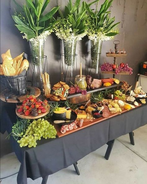 Soirée Bbq, Brunch Mesa, Deco Buffet, Appetizers Table, Diy Bbq, Catering Display, Party Food Buffet, Charcuterie Inspiration, Party Food Platters