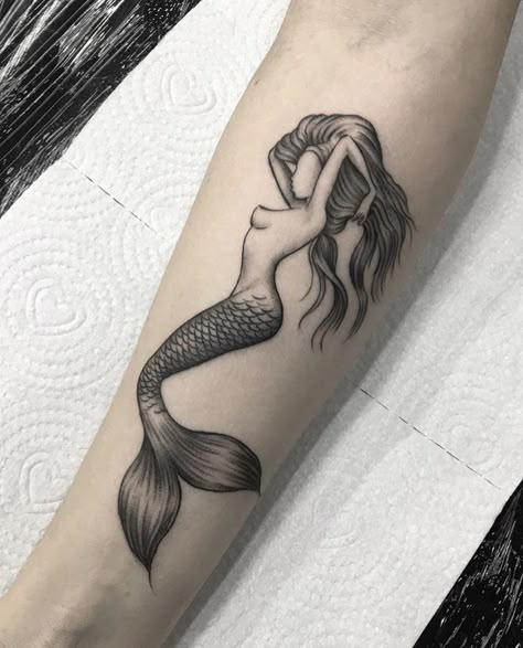 Mermaid Tattoo Ideas, Hai Tattoo, Dragons Tattoo, Mermaid Tattoo Designs, Ring Finger Tattoos, Tattoos Mandala, Ocean Tattoos, Tattoos Geometric, Disney Tattoo