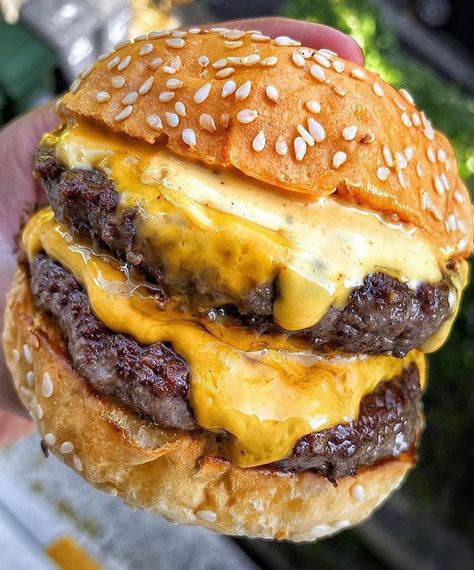 Those Burger Guys on Instagram: “Two patties. Always. . via. @ks_ate_here @jakesfoodbible . 🍔 Tag a friend who would demolish this! . 👉🏼 Follow 👉🏼 @thoseburgerguys . 📷 Tag…” Burger Kiosk, Hamburger Sandwich, Burger Images, Burger Order, Top Restaurants In London, Spitalfields Market, Double Cheeseburger, Burgers Sandwiches, Always Hungry