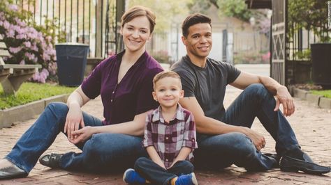 Years after their divorce, two exes and their young son still take family portraits together. Portrait Poses Ideas, Family Chaos, Family Portrait Poses, Divorced Parents, Family Picture Poses, Family Photo Pose, Toddler Photography, Family Portrait Photography, Getting Divorced