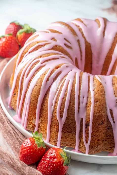 Strawberry Garnish, Recipes Using Cake Mix, Strawberry Pound Cake, Glaze For Cake, Baking Homemade, Sour Cream Pound Cake, Cream Cheese Pound Cake, Pound Cake With Strawberries, Fruit Toppings