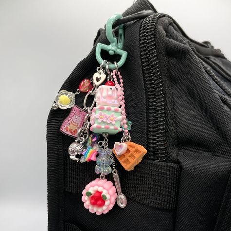 Keychain Backpack Aesthetic, Unique School Bags, Keychains On Backpack, Bag Charms Ideas, Cute Keychains For Backpacks, Black Backpack Aesthetic, Bag Keychain Aesthetic, Backpack With Keychain, Bag Charms Aesthetic