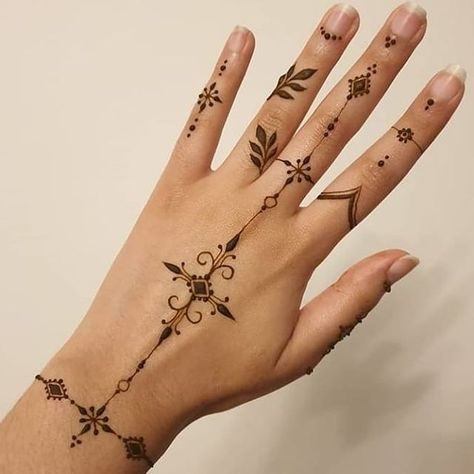 Henna Styles, Small Henna Designs, Wrist Henna, Cute Henna Tattoos, Henna Style Tattoos, Jagua Henna, Small Henna, Henna Designs Wrist, Henna Inspired Tattoos