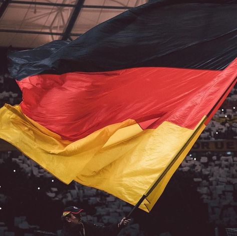 Bundesflagge German Flag Aesthetic, Thomas Muller, Dfb Team, Germany Football, German Heritage, Beard Kit, Football Cheerleaders, Perfect Beard, German Style