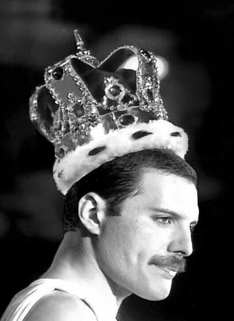 The real Queen: Freddie Mercury Freddie Mercury, White Photo, A Black, A Man, Crown, Queen, Black And White, Red, White