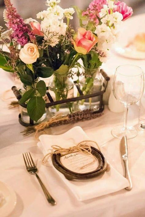 Horse Wedding Theme, Pretty Wedding Centerpieces, Equestrian Wedding, Wedding Horseshoes, Vintage Wedding Party, Horse Wedding, Rustic Farm Wedding, Horseshoe Decor, Horse Shoes