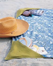 Add pockets to the corners of your beach towel. | 33 DIY Ways To Have The Best Summer Ever Summer Sewing Projects, Pocket Pal, Martha Stewart Crafts, Summer Sewing, Beach Diy, Creation Couture, Beach Essentials, Beach Blanket, Summer Crafts