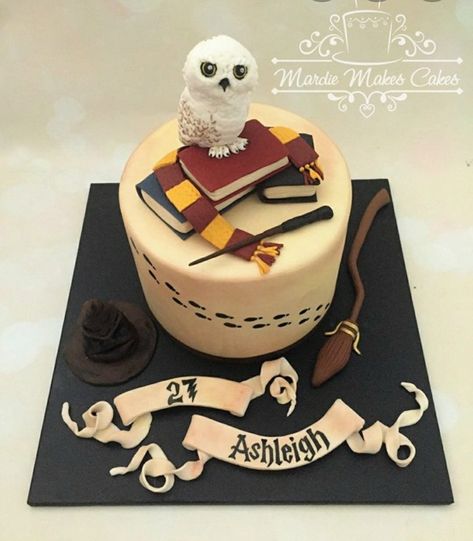 Tort Harry Potter, Harry Potter Theme Cake, 27th Birthday Cake, Gateau Harry Potter, Gryffindor Scarf, Harry Potter Theme Birthday, Harry Potter Birthday Cake, Harry Potter Bday, Harry Potte