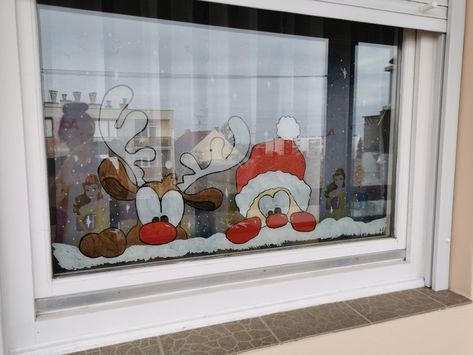 Christmas Themed Window Painting, Snowman Peeking In Window, Santa Window Painting, Painted Christmas Windows, Easy Christmas Window Art, Xmas Window Painting, Christmas Window Painting Ideas, Christmas Window Display Home, Christmas Chalkboard Art