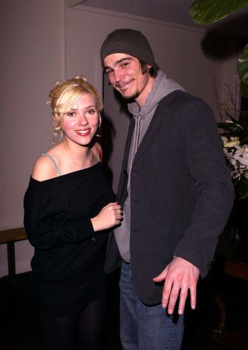 Scarlett Johansson and Josh Hartnett in 2004 Scarlet Johanson, Carson Daly, Josh Hartnett, Hollywood Couples, Black Dahlia, Famous Couples, Rock Bottom, Old Love, Perfect Couple