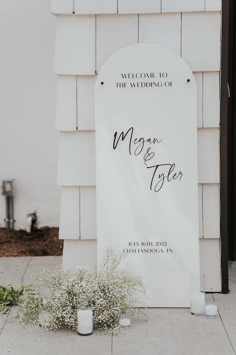 Modern Outdoor Wedding Reception, Mirror Welcome Sign Wedding, Modern Minimalist Wedding Reception, Earth Wedding, Minimalist Wedding Reception, Wedding Entrance Sign, Reception Backdrop, Wedding Mirror, Wedding Reception Backdrop