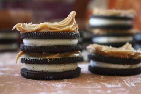 peanut butter on oreos ! Lemonade Mouth, The Parent Trap, Peanut Butter Oreo, Ella Enchanted, Parent Trap, Incredible Edibles, Mini Pies, Fun Snacks, Om Nom