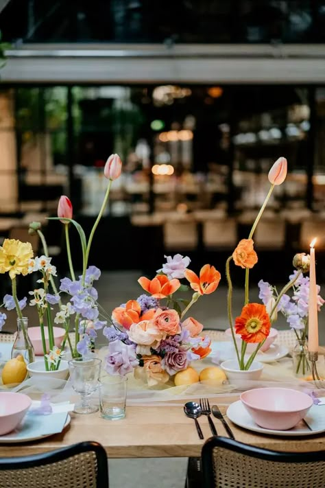 Modern colourful spring flowers for wedding at Wild by Tart wedding venue with wedding trousers suit for ladies by Pink Palms and Elena Popa Photography. Minimal Color Wedding, Flower Decoration For Dinner Table, Round Table Centerpieces Wedding Colorful, Peach And Purple Wedding Decorations, Minimal Colorful Wedding Flowers, Ikebana Centerpiece Round Table, Modern Colorful Wedding Flowers, Minimal Spring Wedding, Colorful Wedding Linens