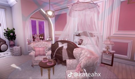 Bloxburg Royal Bedroom, Royale High Bed Ideas, Royale High Dorm Ideas, High Room Ideas, Rh Dorm, Dorm Layout, Castle House Design, Royal High Outfits Ideas Cheap, High Room