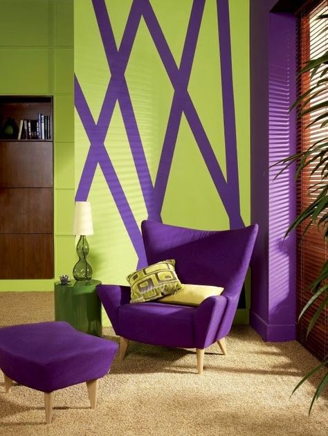 Eye For Design: Decorating With The Purple/Green Combination Deco Violet, Purple Furniture, Green Living Room Decor, Purple Living Room, Purple Interior, Purple Rooms, Design Salon, Green Sofa, Purple Home