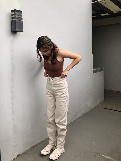 How To Style Beige Sneakers, Cream Pants Outfit Aesthetic, Outfits With Beige Jeans, Cream Converse Outfit, Beige Converse Outfit, Outfits Con Converse Blancos, Chuck 70s Outfit, High Cut Converse Outfit, Neutral Aesthetic Fashion