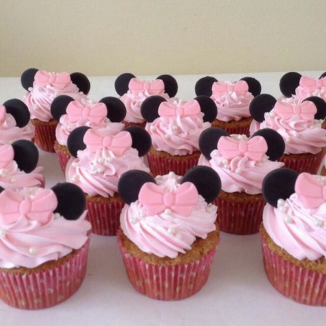 Minnie Mouse cupcakes Minnie Mouse Cake With Cupcakes, Pink Minnie Cupcakes, Minnie And Daisy Cupcakes, Mini Mouse Cake Pop, Minnie Mouse Birthday Cupcakes, Mini Mouse Cupcakes Ideas Pink, Minnie Mouse Cupcake Ideas, Mini Mouse Cupcakes Ideas, Minnie Mouse Cupcake Cake