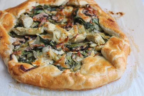 Artichoke Galette, Dinner Pies, Savory Pies Recipes, Spinach Mushroom, Galette Recipe, Savory Pies, Savory Pastry, Savory Tart, Spinach Stuffed Mushrooms