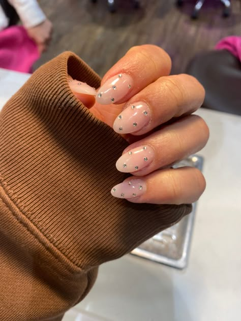 euphoria cassie nails natural looking with diamontes Oval Nails Sparkle, Jeweled Nails Designs, Gem Designs On Nails, Cassie Nails Euphoria, Happy Nails Designs, Gem Nails Rhinestones, Teen Girl Nails, Cassie Euphoria Nails, Nail Ideas With Gems