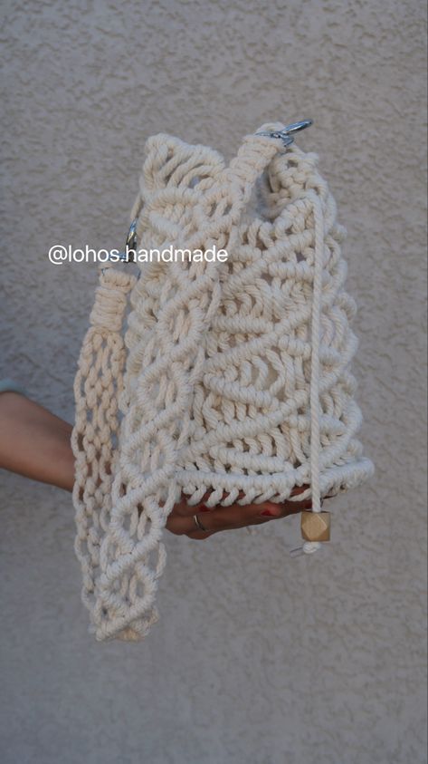 with circular shape base and diamond patterns Bucket Bag Tutorial, Macrame Bucket Bag, Macrame Summer, Macrame Style, Macrame Bags, Bohemian Bags, Bag Tutorial, Macrame Bag, Diy Macrame