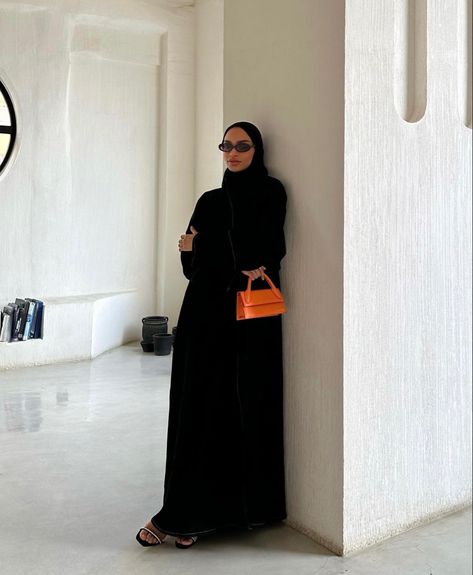 Hijabi Fashion Abayas, Saudi Fashion, Everyday Abaya, Black Hijab Outfit, Saudi Abaya, Modesty Dress, Abaya Outfit, Hijabi Fits, Black Abaya