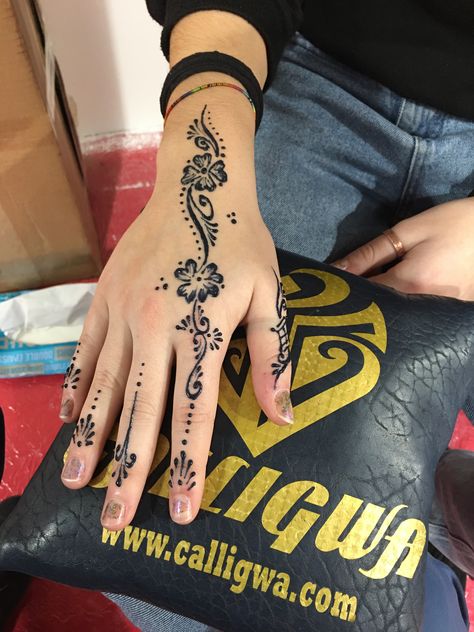 Jagua Tattoo Hand, Jagua Gel Tattoo, Jagua Design, Jagua Gel, Jagua Henna, Jagua Tattoo, Henna Designs Wrist, Hand Tattoos For Women, Henna Tattoo