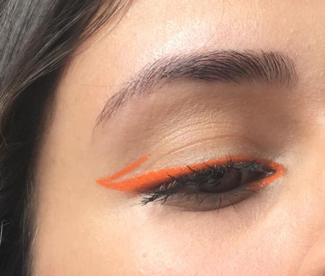 Eye Makeup Color Liner, Graphic Liner Round Eyes, Graphic Eyeliner Orange, Orange Eyeliner Makeup Looks, Minimal Graphic Liner, Color Liner Makeup Eyeliner, Fun Colorful Eyeliner, Under Eye Liner Colorful, Colored Eyeliner Ideas Simple