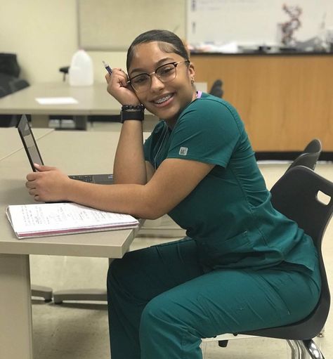 Black Nurses In Scrubs, Green Scrubs Aesthetic, Cute Doctor Outfits, Green Scrubs Outfit, Black Female Doctor Aesthetic, Nurses In Scrubs, Baddie Nurse, Black Nurses Goals, Nurse In Scrubs