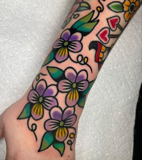 Traditional Violet Tattoo, Small Traditional Flower Tattoo, New School Flower Tattoo, Bright Flower Tattoos, Traditonal Tattoo, Pansy Tattoo, Traditional Tattoo Woman, Unique Half Sleeve Tattoos, Violet Tattoo