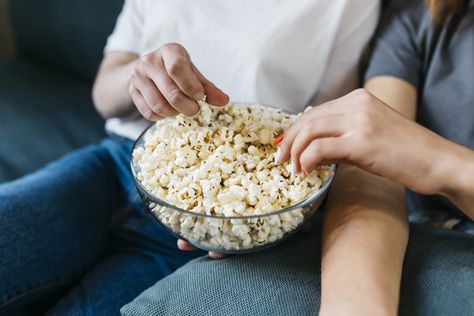 Discover the types of foods that trigger gallbladder attacks, how popcorn affects people with gallstones and if you can eat popcorn after gallbladder removal. Lemon Popcorn, Popcorn Salad, Salty Popcorn, Popcorn Treats, Cereal Treats, Marshmallow Treats, Kevin Bacon, Microwave Popcorn, Cooking Game