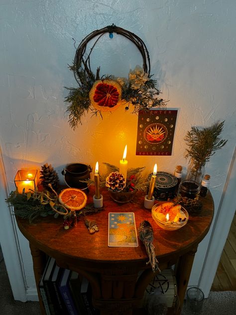 Yule House Decor, Cozy Yule Aesthetic, Yule Astetic, Witchy Yule Aesthetic, Winter Solstice Altar Ideas, Yule Table Decorations, Witch Yule Decorations, Witchy Winter Decor, Wiccan Yule Decorations